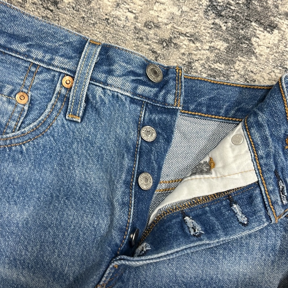 Levi’s 501 Jean Shorts - Picture 4 of 6
